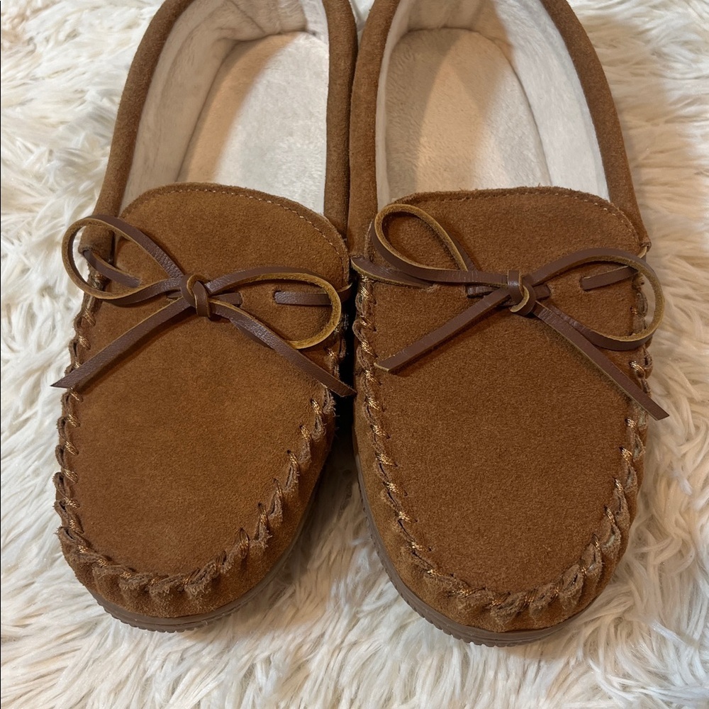 Softmoc women’s brown leather moccasin style shoes. - Picture 6 of 8